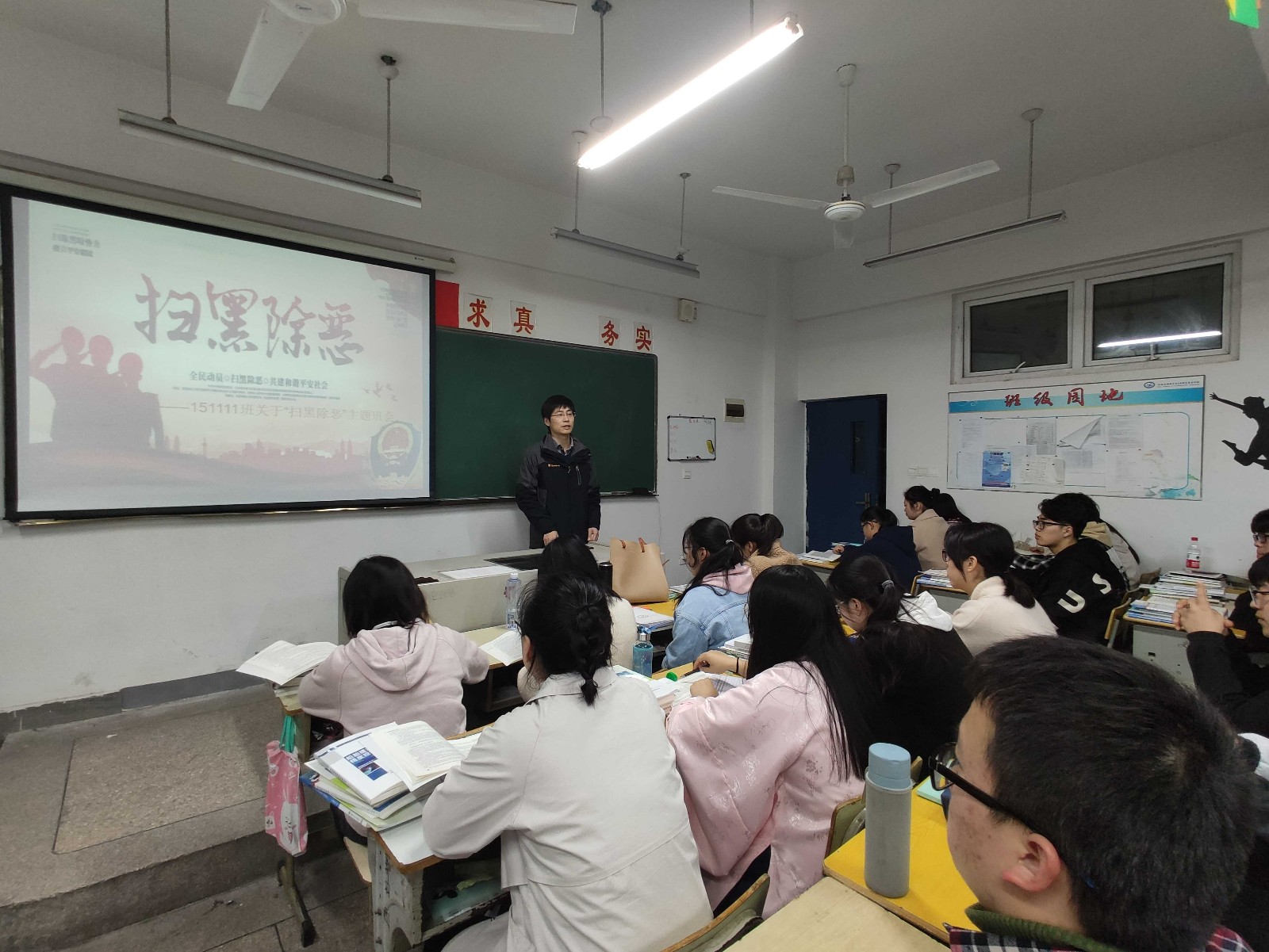 党旗下的班级,船舶工程学院党支部积极开展“党员进班级”活动