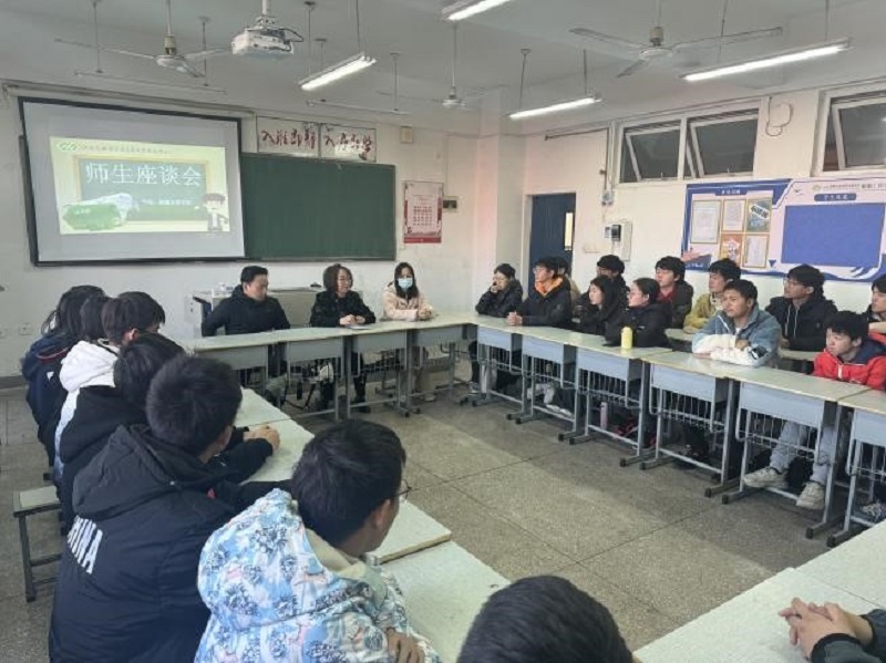 党员干部进班级,引领思想促发展