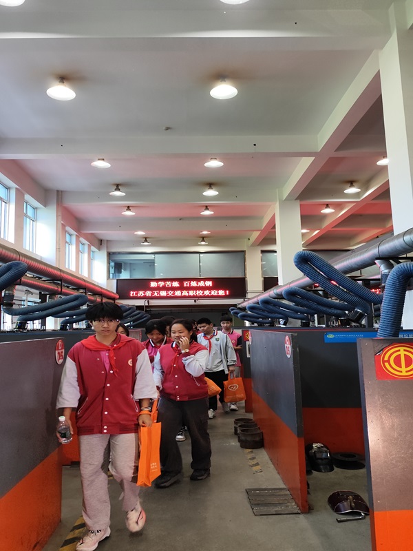 走进焊接车间 开展职业体验