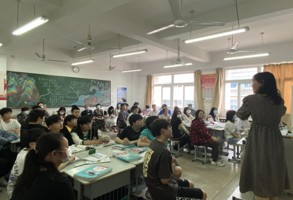 基础教学部袁雪平老师开设校级公开课