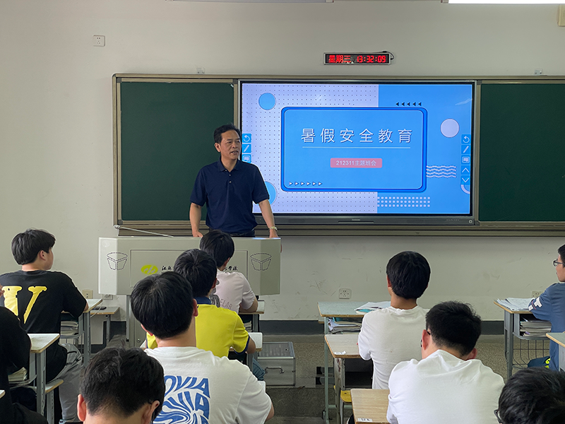 耿兴华副校长走进机电工程学院开展“党员进班级”活动