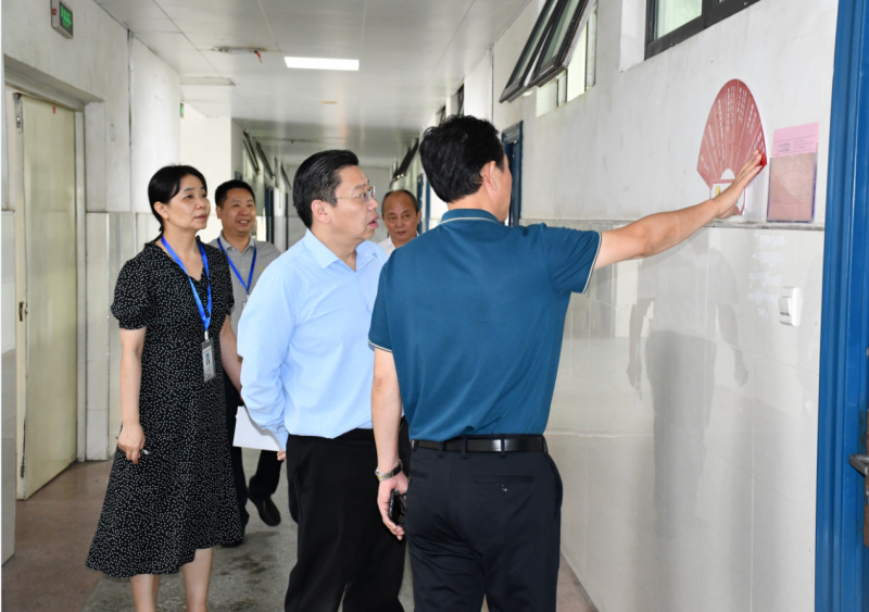 校领导深入教学一线开展巡课活动