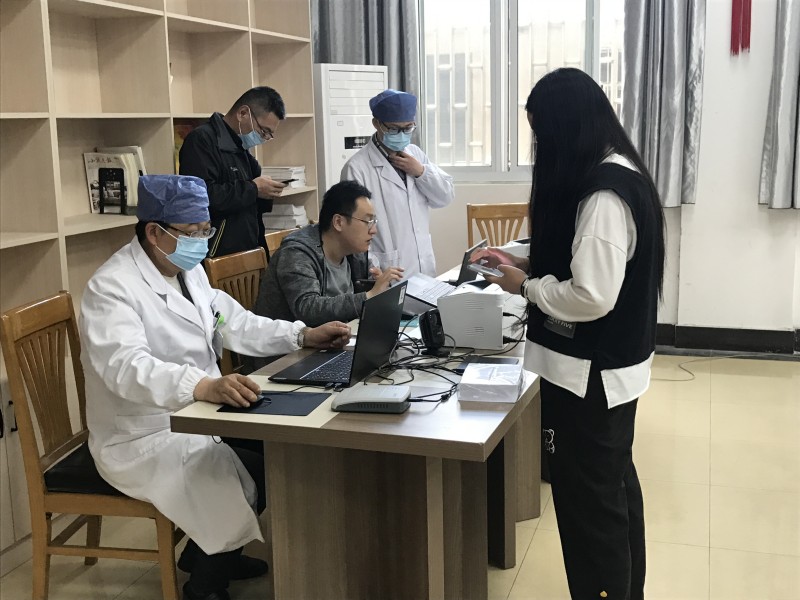 撸起袖子打疫苗 阻断病毒保平安