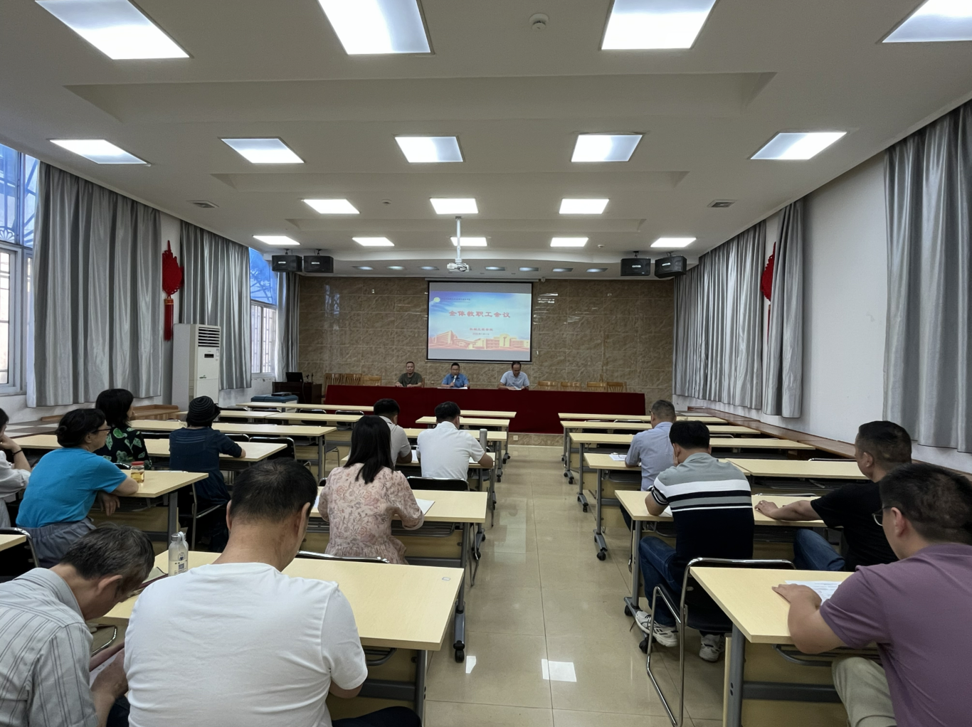 机械工程学院召开学期结束全体教职工会议