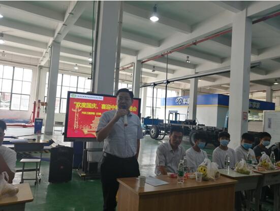 金秋送爽，校党委书记、校长李虎携汽车工程云南、陕西籍学生一起欢度国庆、中秋