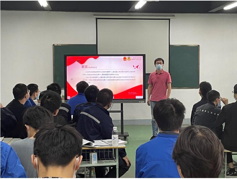 新能源汽车教研室党支部开展支部书记进班级讲党课活动