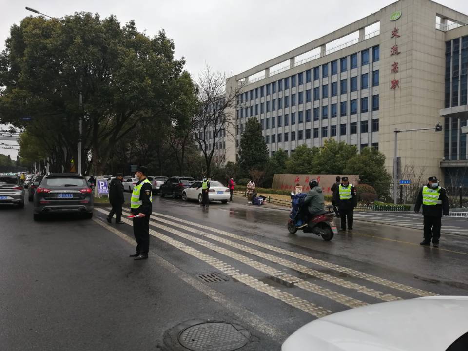 安全保卫处认真做好学生开学报到的交通组织保障工作