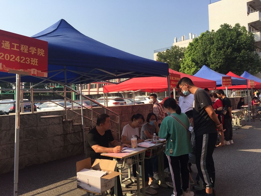 新梦想,新起航 —记交通工程学院迎新报到活动