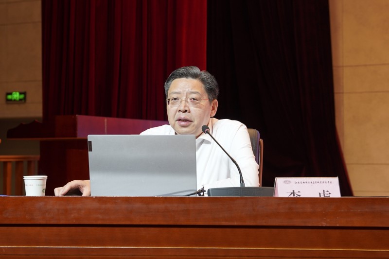 学校党委书记、校长李虎为学生讲授关于“学习贯彻党的十九届六中全会精神”的专题讲座