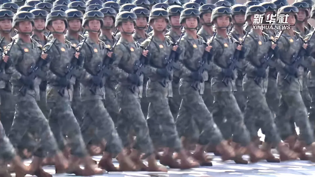 英姿飒爽!学校2024届毕业生陈果接受检阅