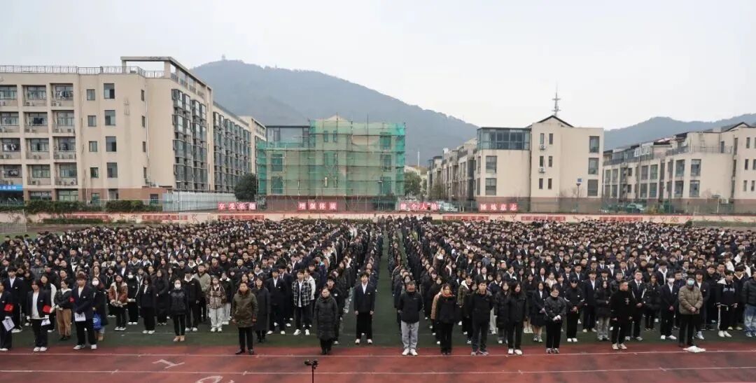 学校举办“南京大屠杀死难者国家公祭日”主题升旗仪式