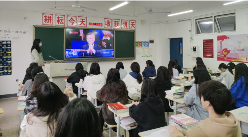 财经商贸党支部党员下班级开展党的二十大精神宣讲